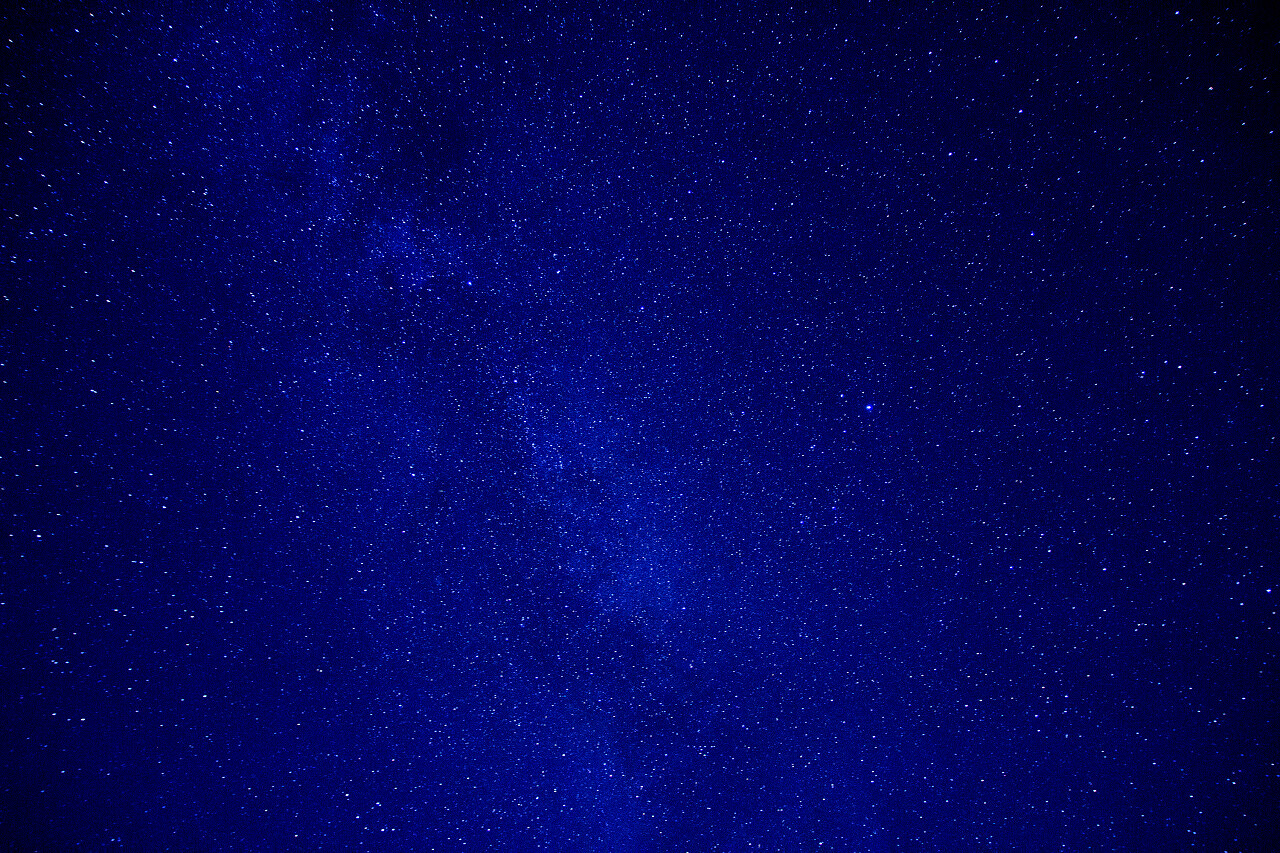 深蓝色的天空背景