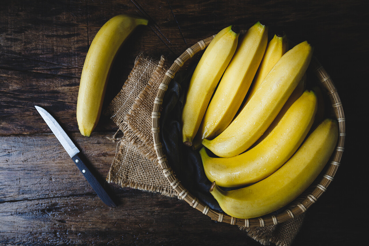 放在桌子上面的的香蕉