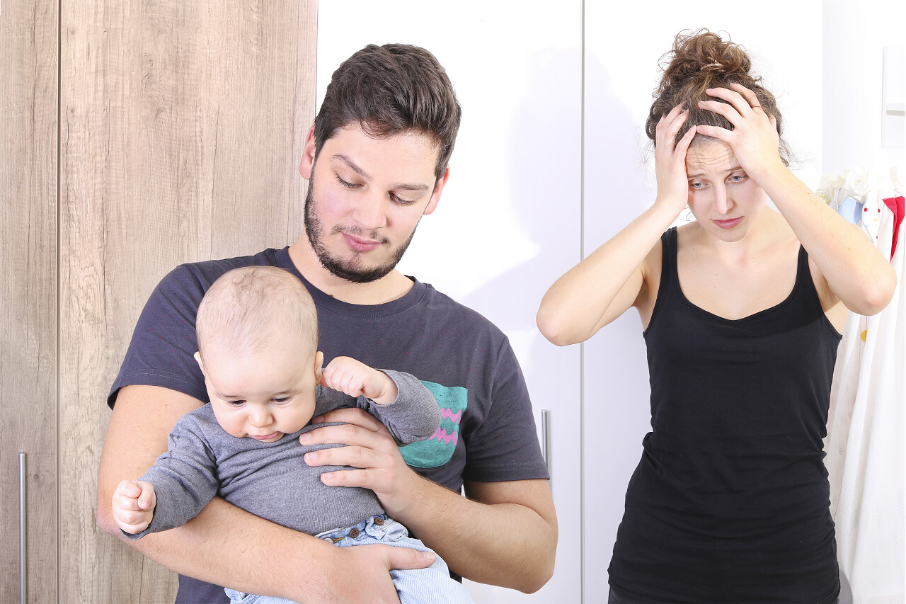 年轻女子患上产后抑郁症烦躁恼火烦躁困扰