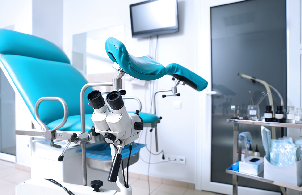 带有椅子和设备的妇科房间