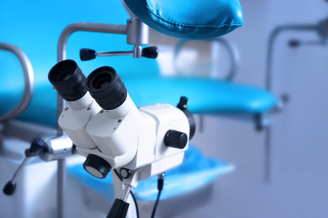 在妇科房间中的阴道镜仪器