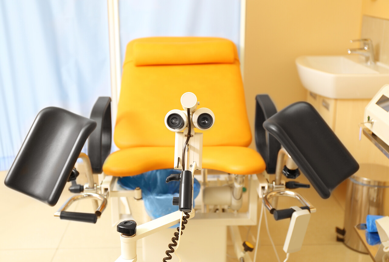 带有椅子和设备的妇科房间