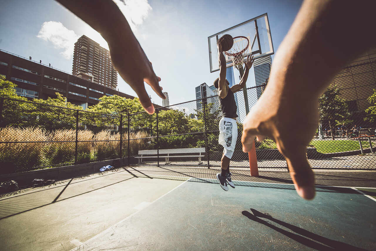 两个街头篮球运动员在球场上打得很卖力