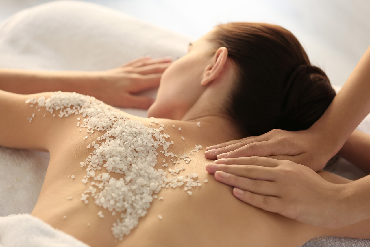 在做按摩的女人放松解压背部美容背部按摩