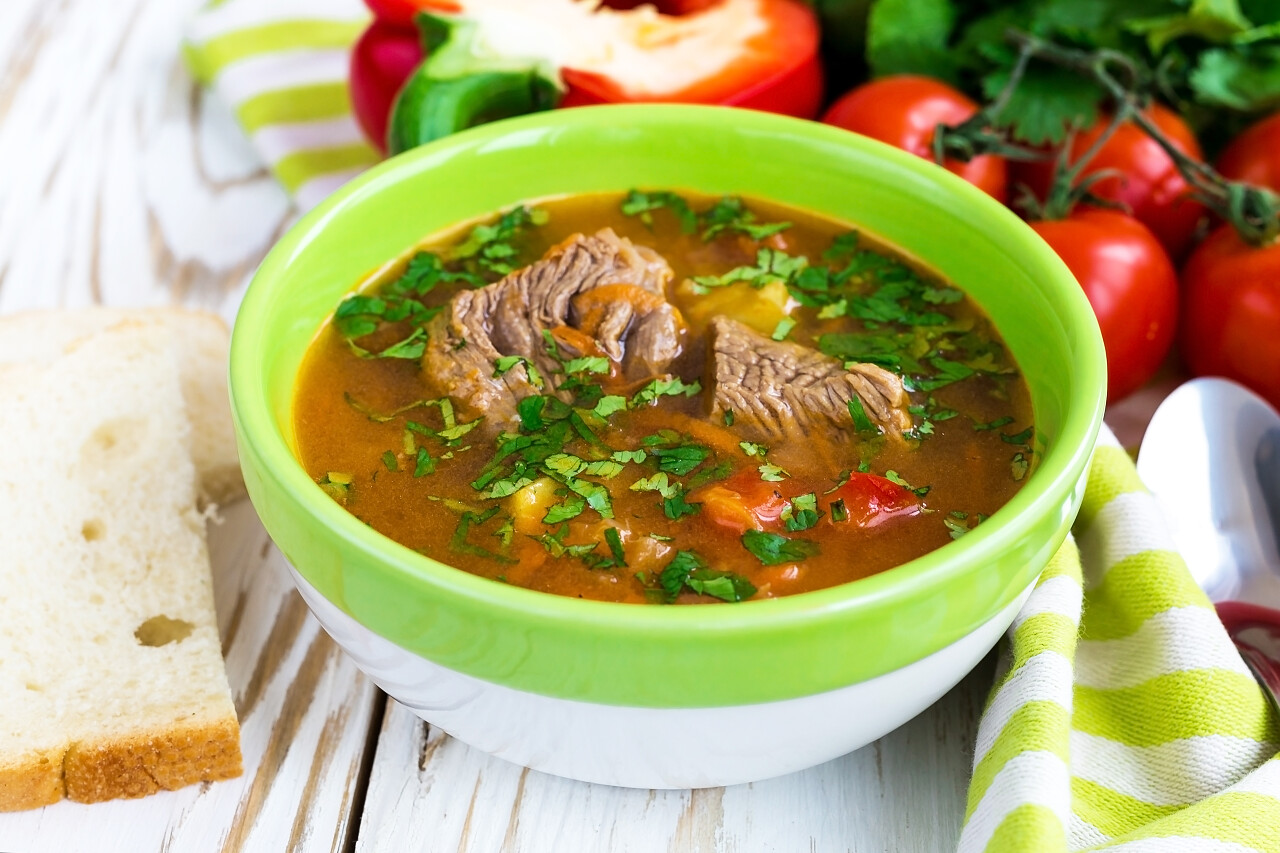 木桌上的美味食物