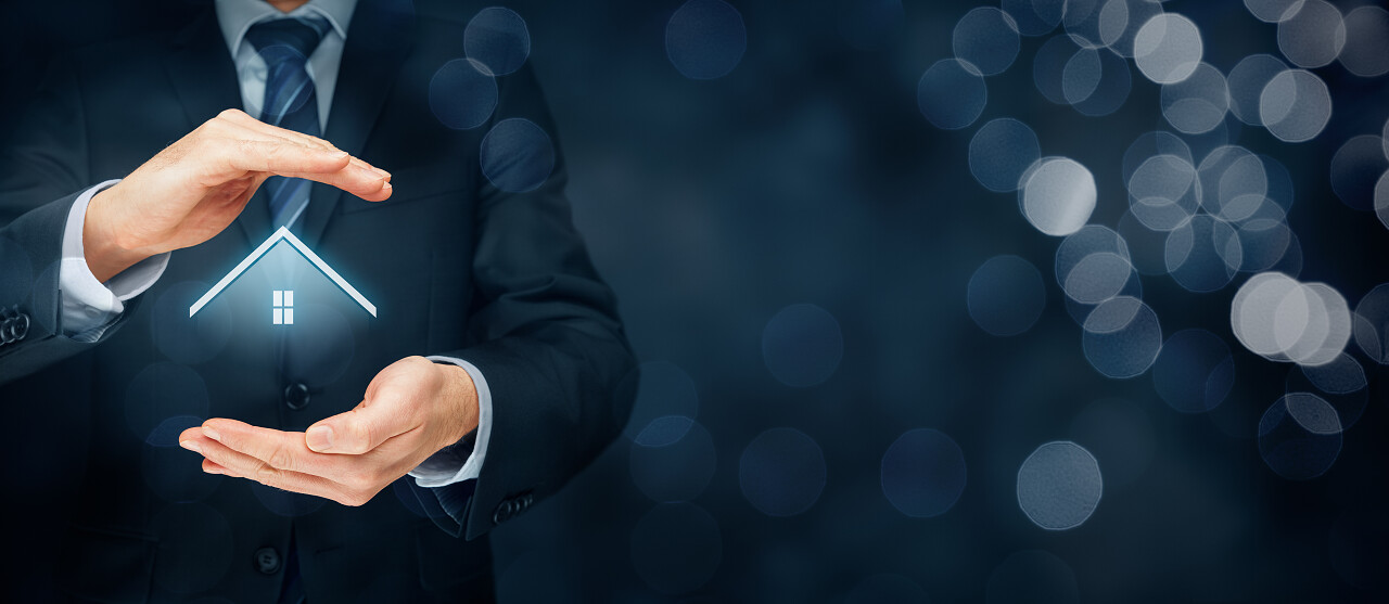 房地产经纪人手持提供的房子摄影图片