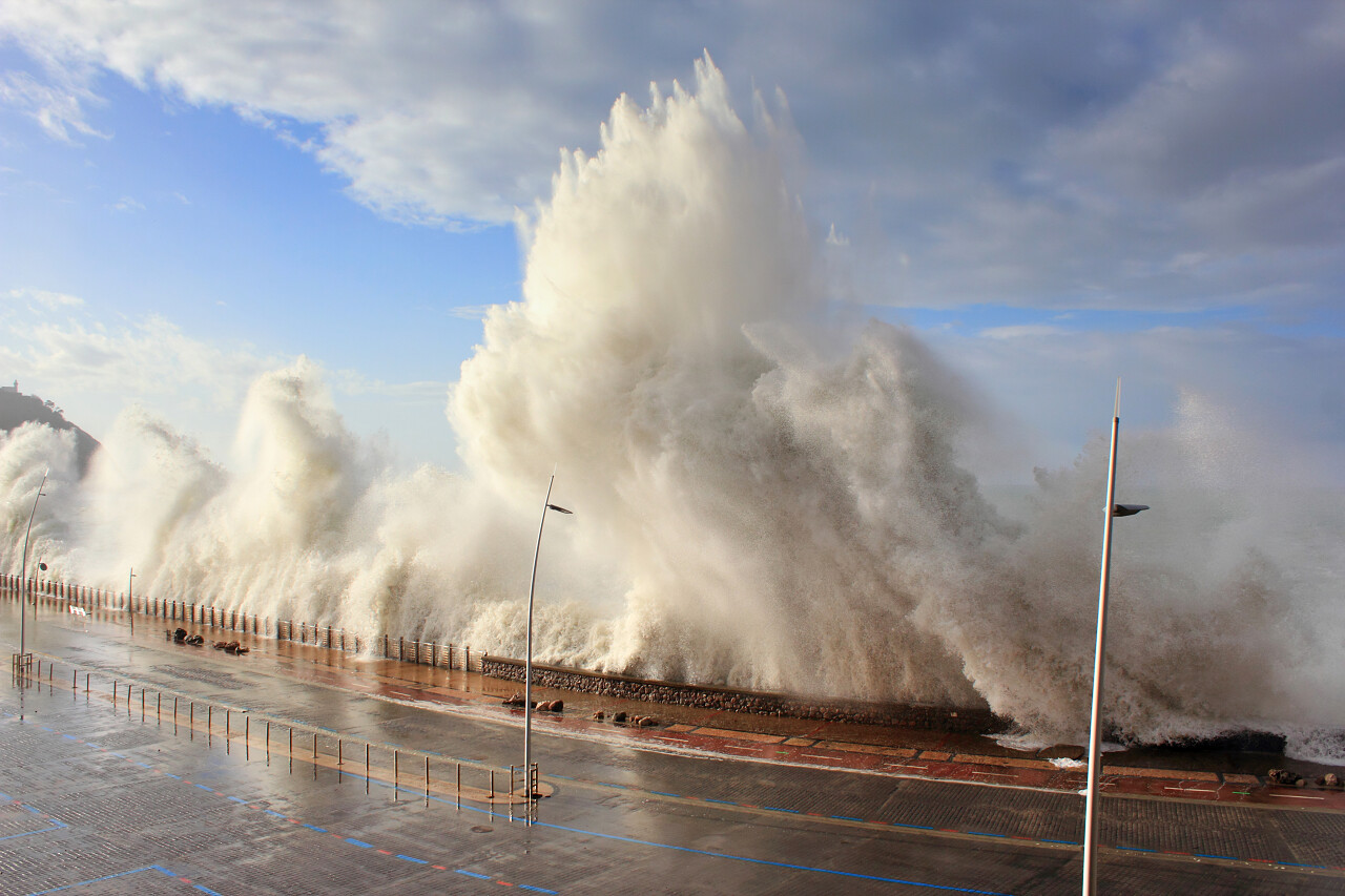 大桥上爆发巨大水花风景摄影图
