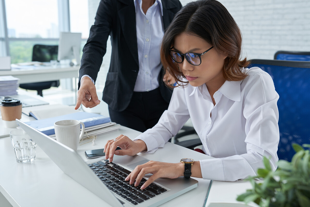 业务人员在她老板的控制下工作的压力烦躁恼火烦躁困扰