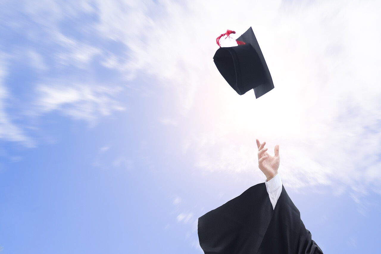 毕业生毕业帽子扔在天空中摄影图美好毕业回忆