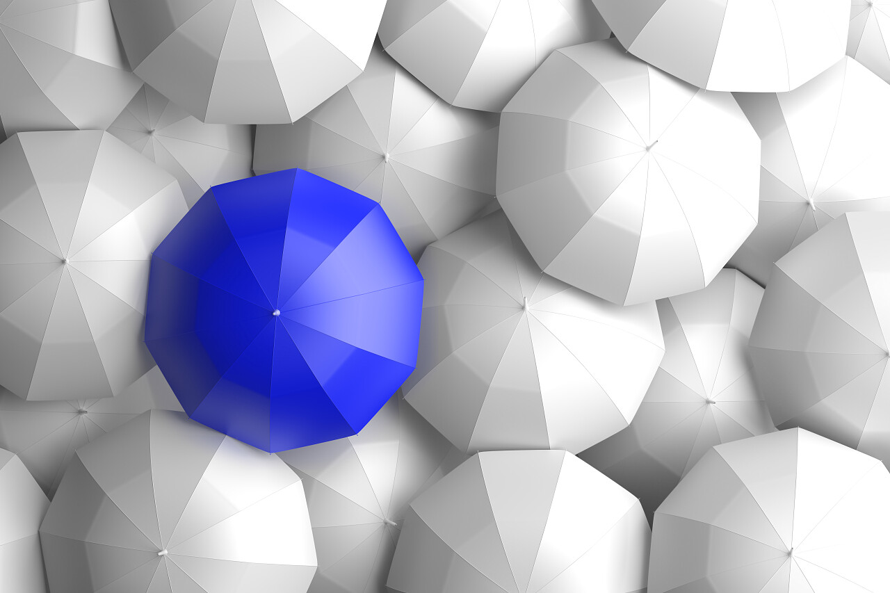 白色雨伞与一个彩色雨伞常委会从其余的大集团