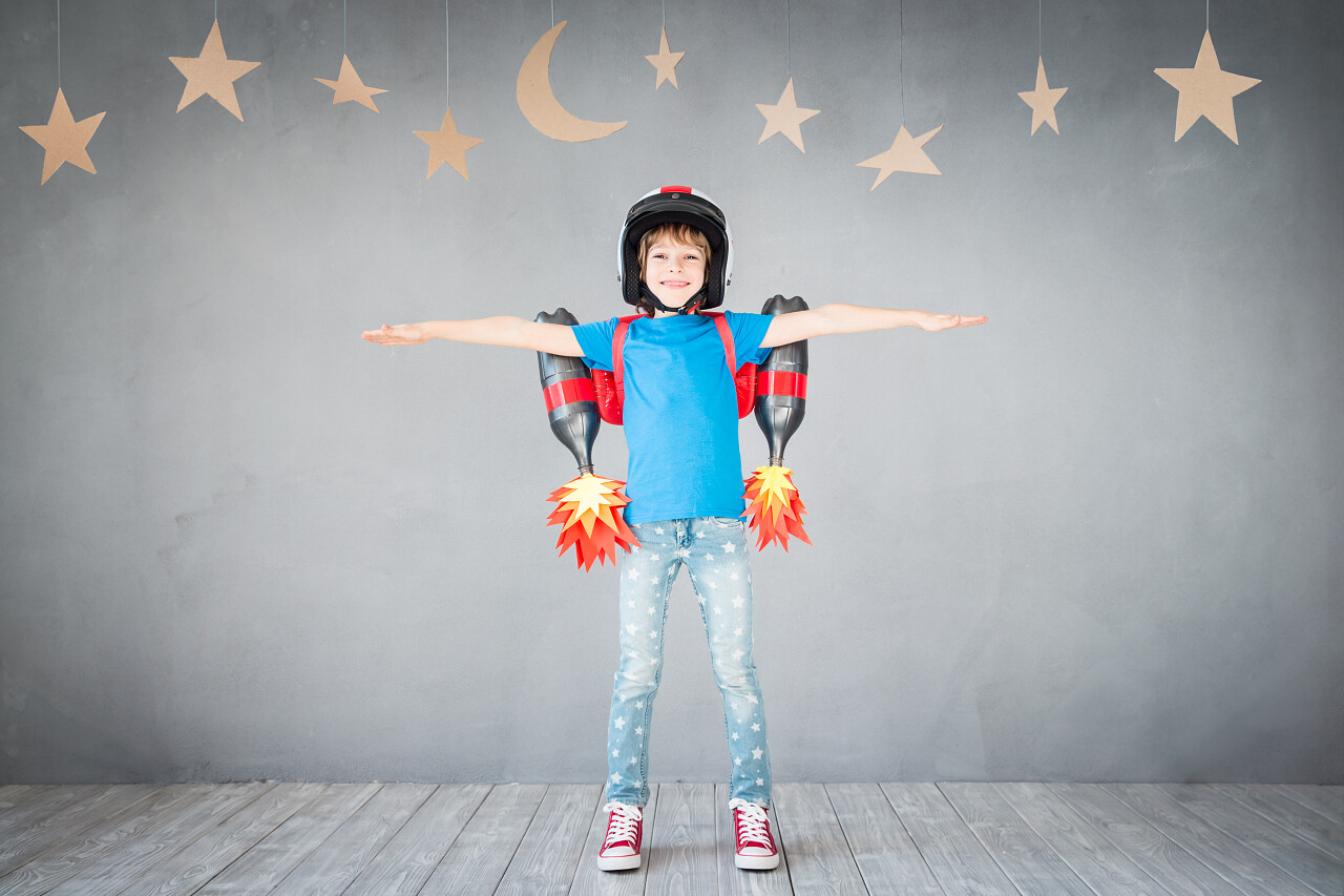 孩子背着喷气背包在家里玩摄影图