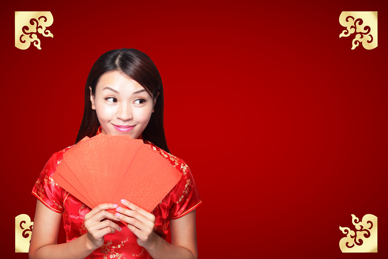 穿着礼服传统旗袍微笑的中国女人摄影图