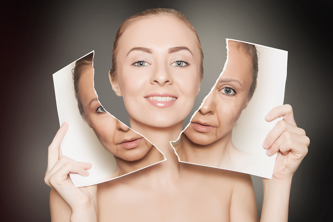 女人打破她老的脸照片摄影图