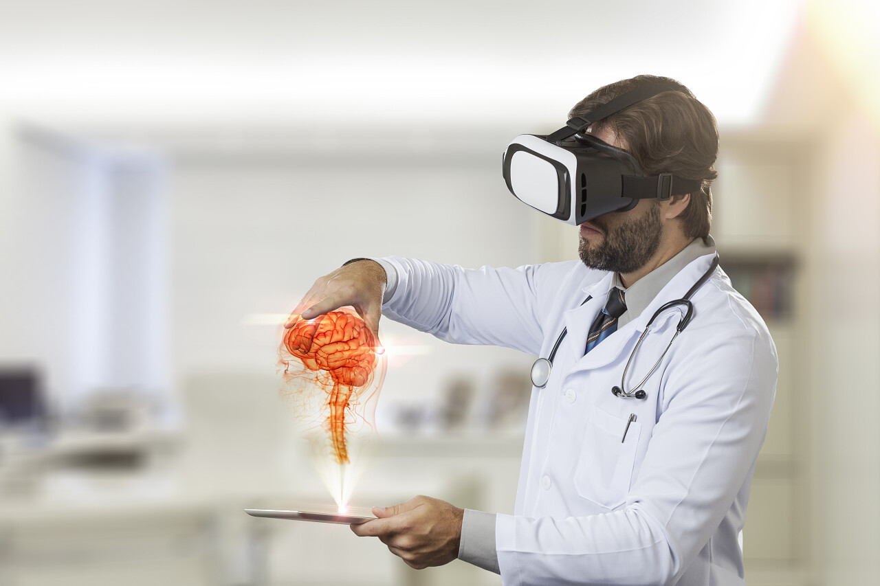 男医生在办公室使用虚拟VR摄影图