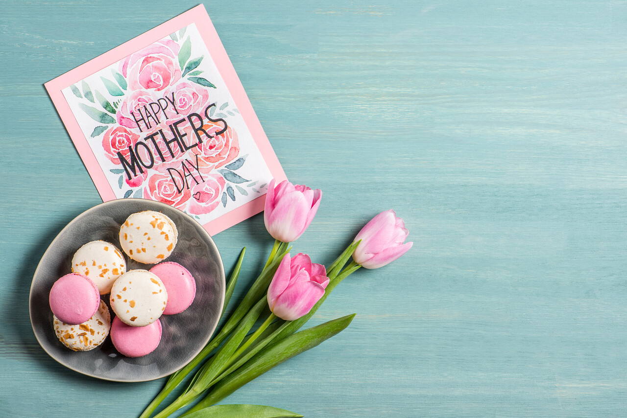 幸福的母亲一天收到母亲节贺卡摄影图母亲节