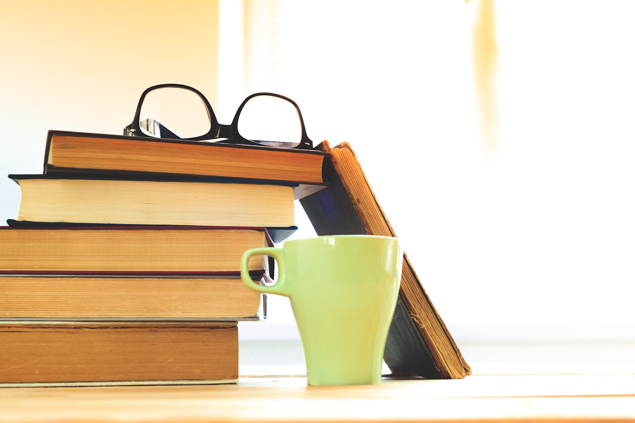 桌子上的书摄影图读书分相会阅读世界读书日