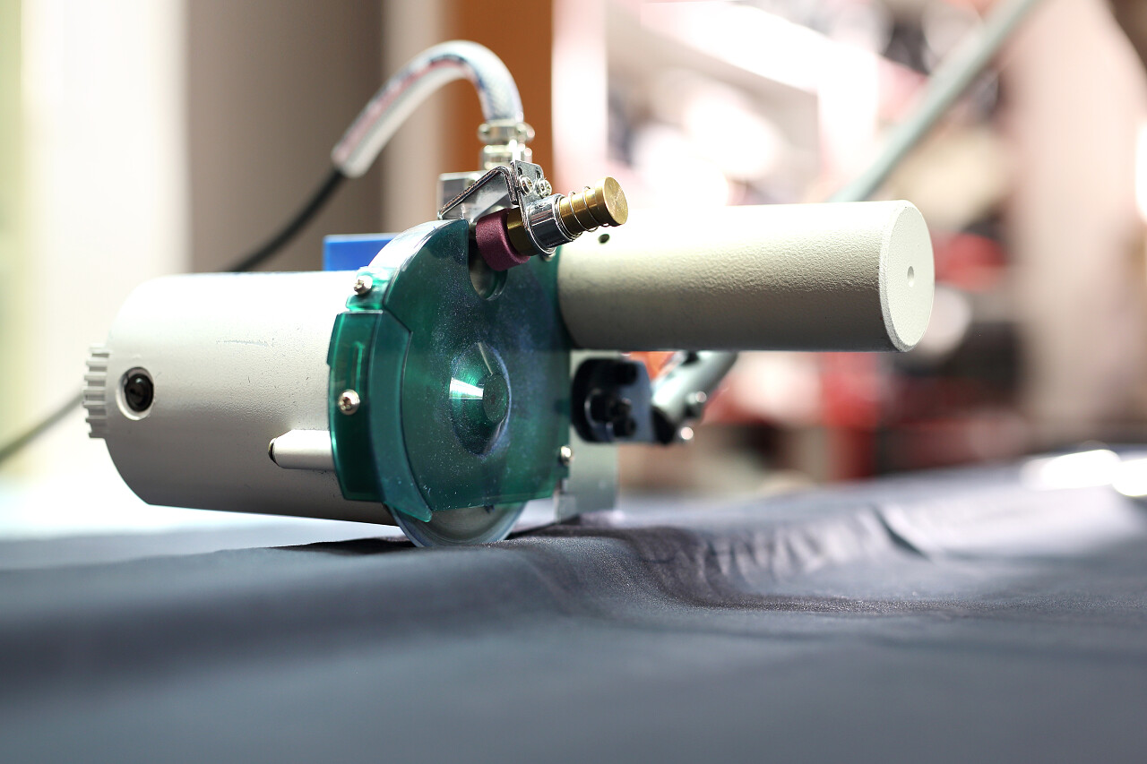 安全生产月安全生产切割刀摄影图