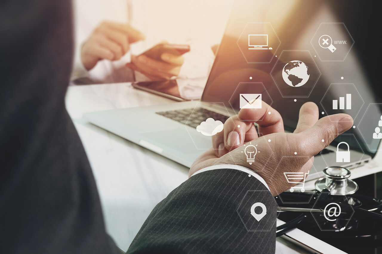 公司工作团队会议概念使用智能手机和笔记本电脑和数码平板电脑