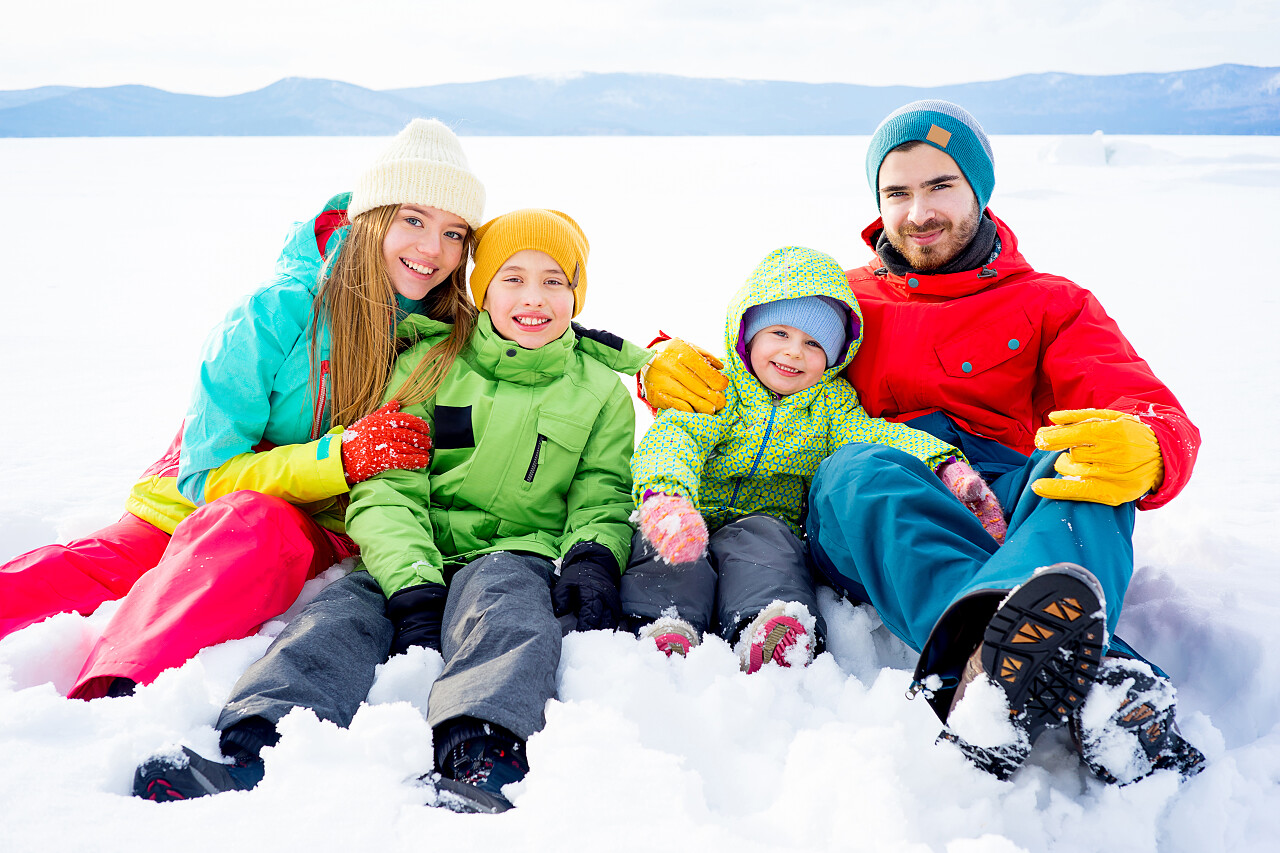 一家四口冬天在雪地中合影幸福一家人幸福家庭幸福的人