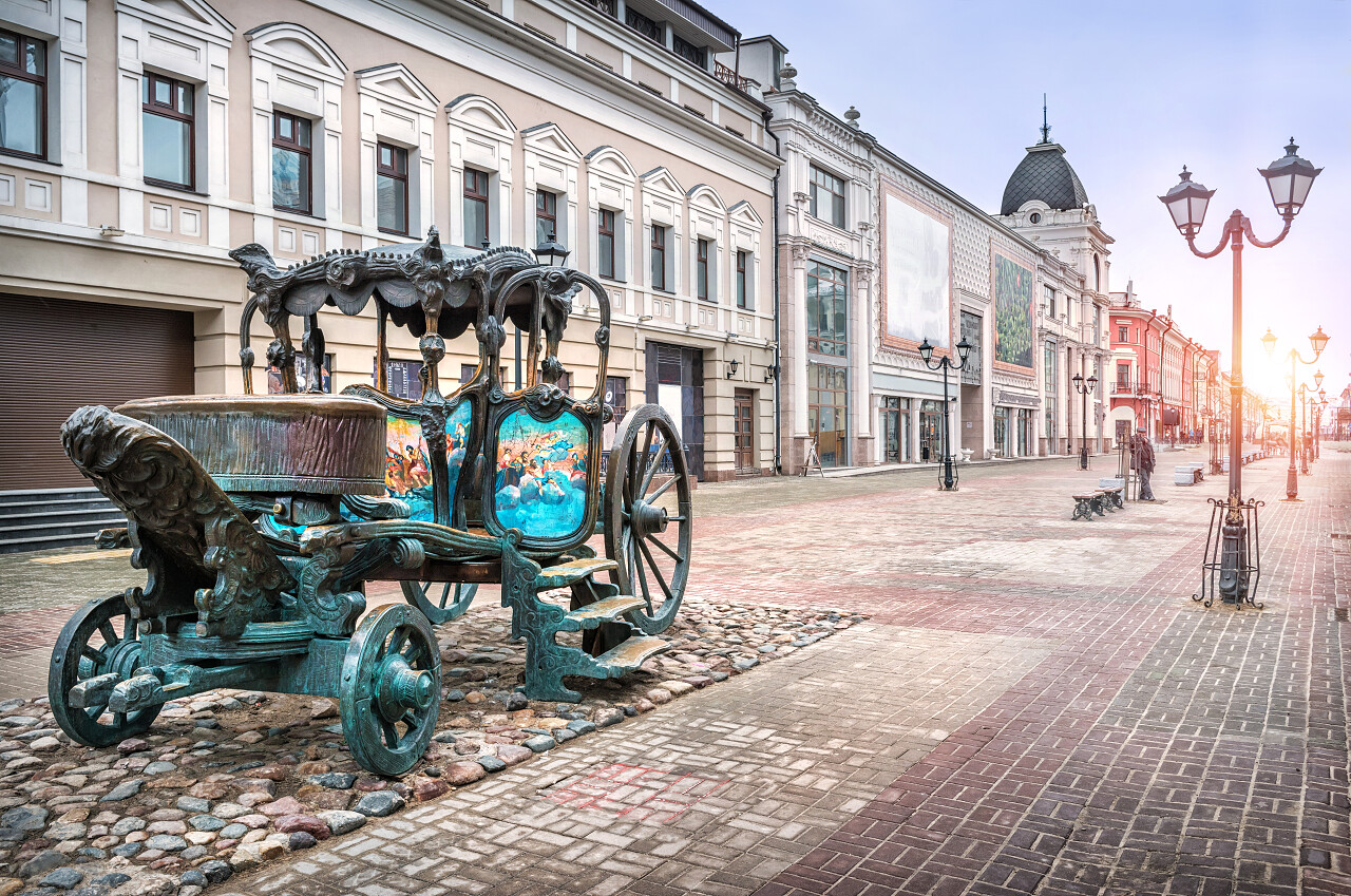 复古欧洲城市街道上的马车