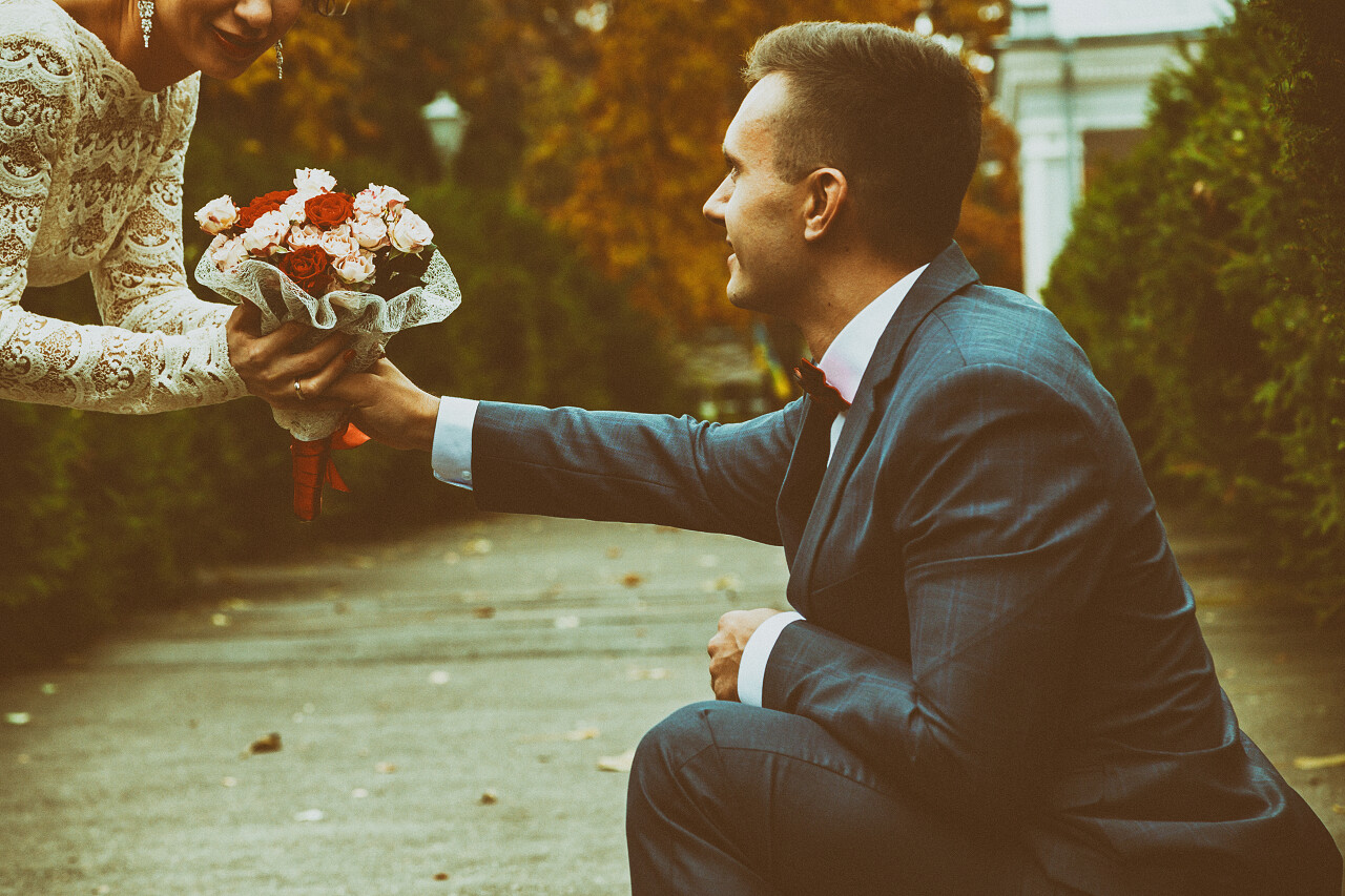 单膝跪地的求婚仪式