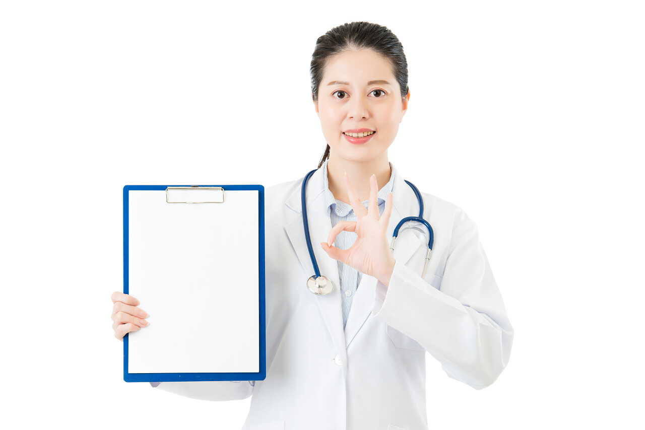 亚洲医生ok手势显示空白的剪贴板亚洲医生医生的手医生手势