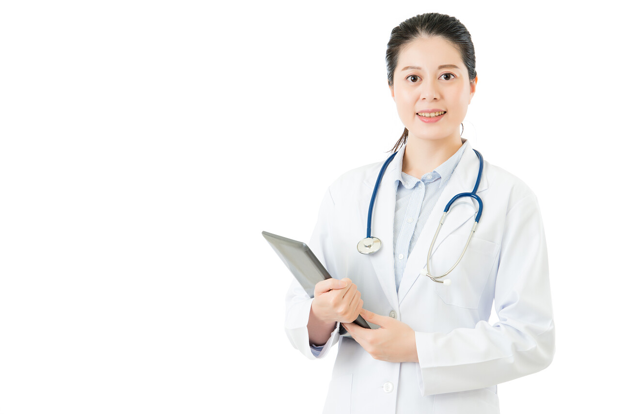 亚洲医生使用数字平板垫触摸屏亚洲医生