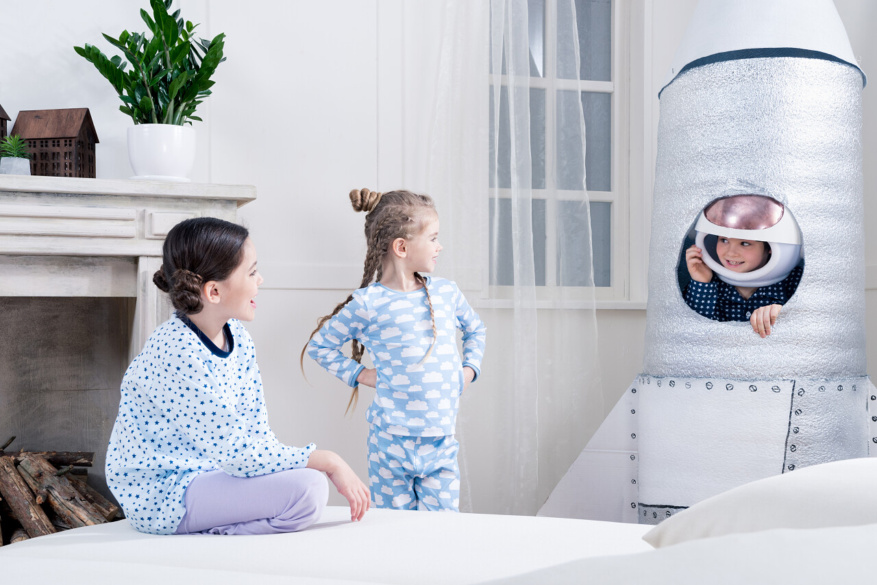 孩子们在玩宇航员在家里的睡衣