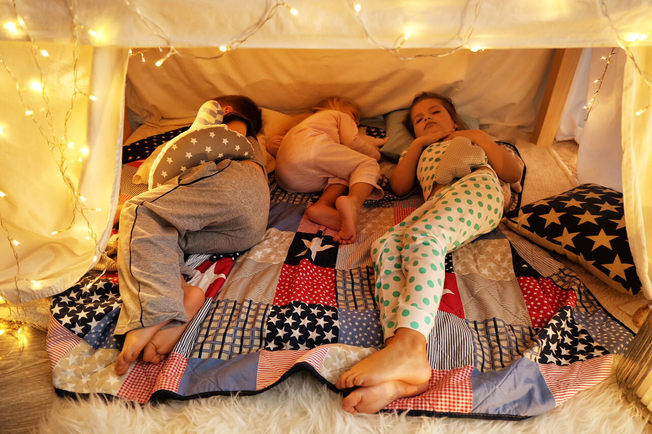 可爱的小孩子在小屋在家里睡觉幸福一家人幸福家庭幸福的人