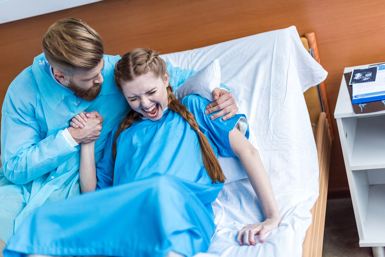 丈夫正在拥抱着即将分娩的妻子