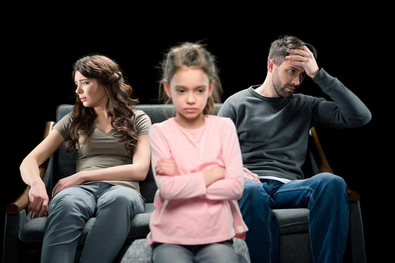 吵架的夫妻和伤心的女儿烦躁恼火烦躁困扰