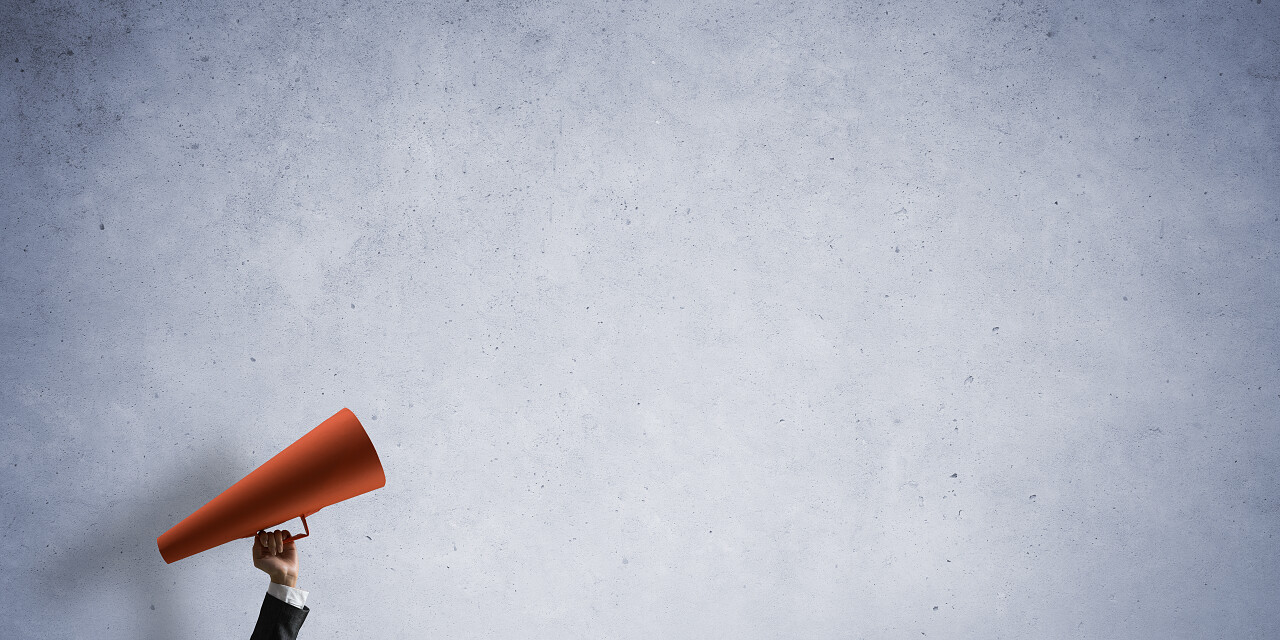 纸喇叭的女商人摄影图领导力提升