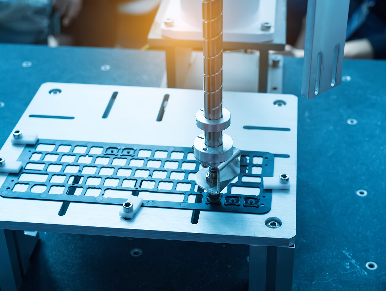 自动机器人在装配生产线在工厂工作智能工厂行业 4.0 概念.