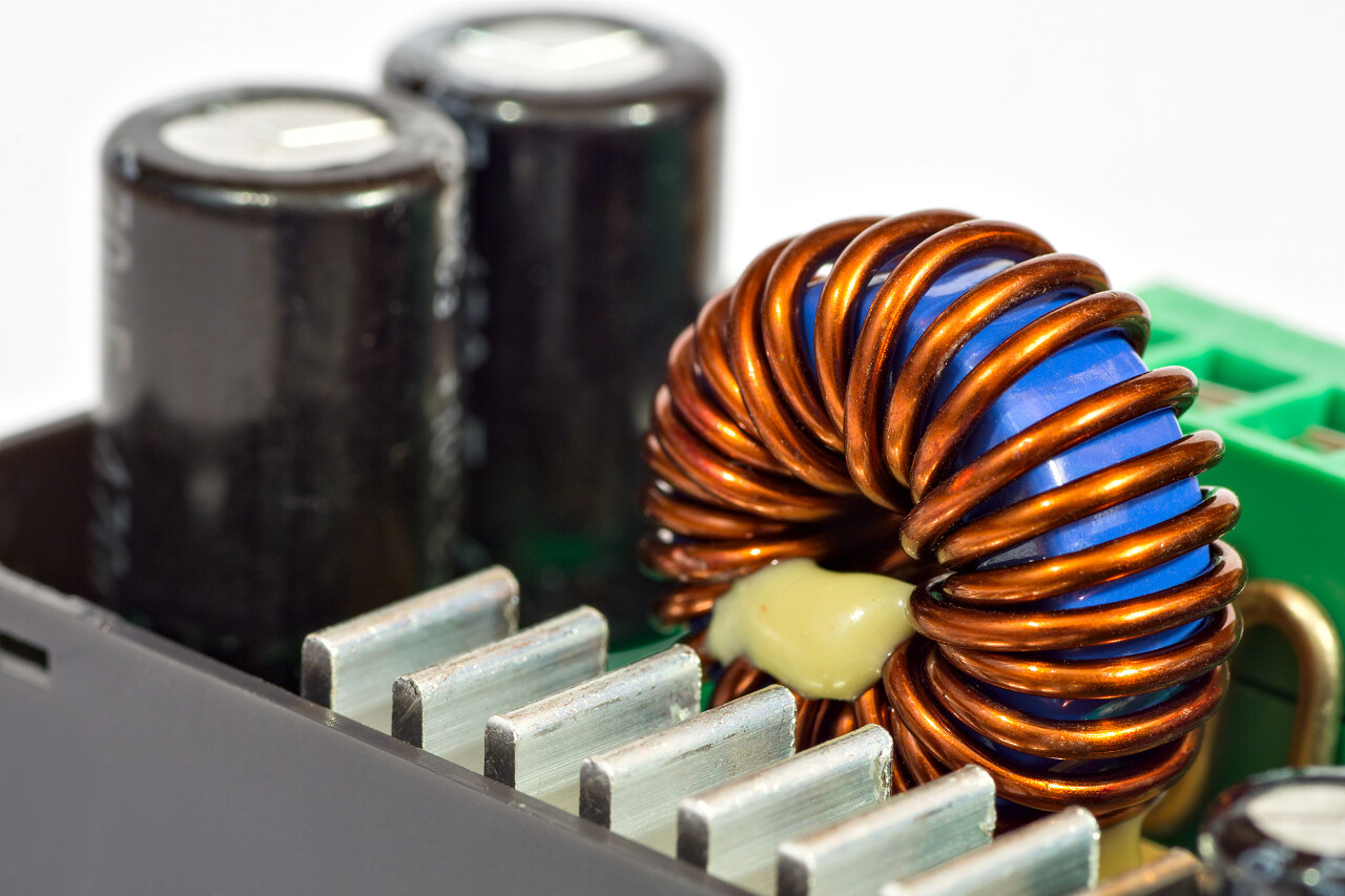 环形电感线圈和电容器的供电单元