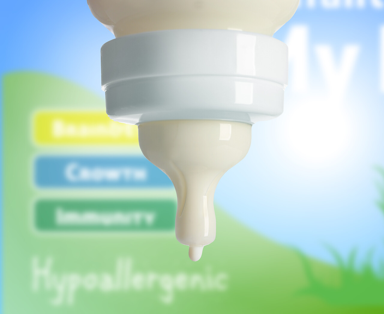 奶瓶的婴儿配方奶粉上模糊的背景