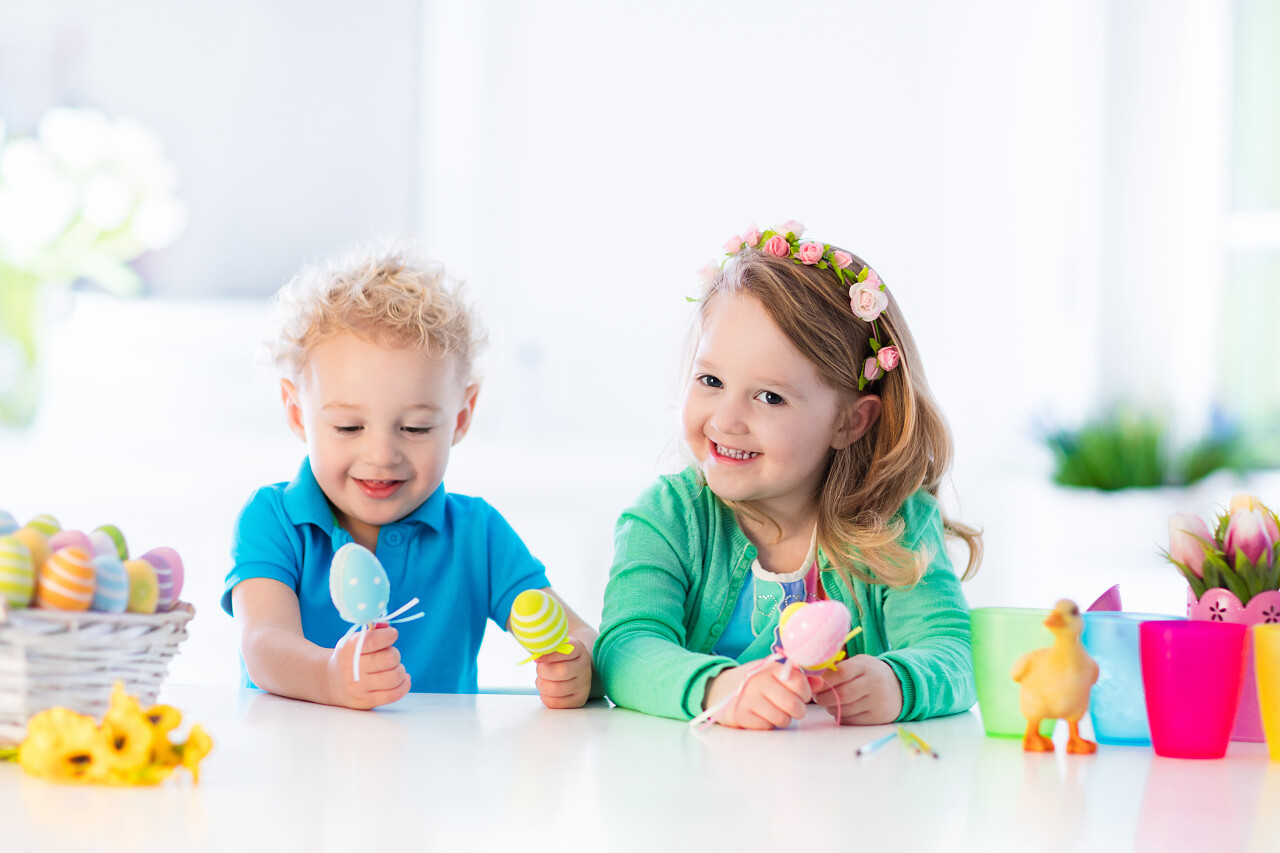 孩子们画彩蛋儿童画和装饰复活节彩蛋幸福的人美好童年