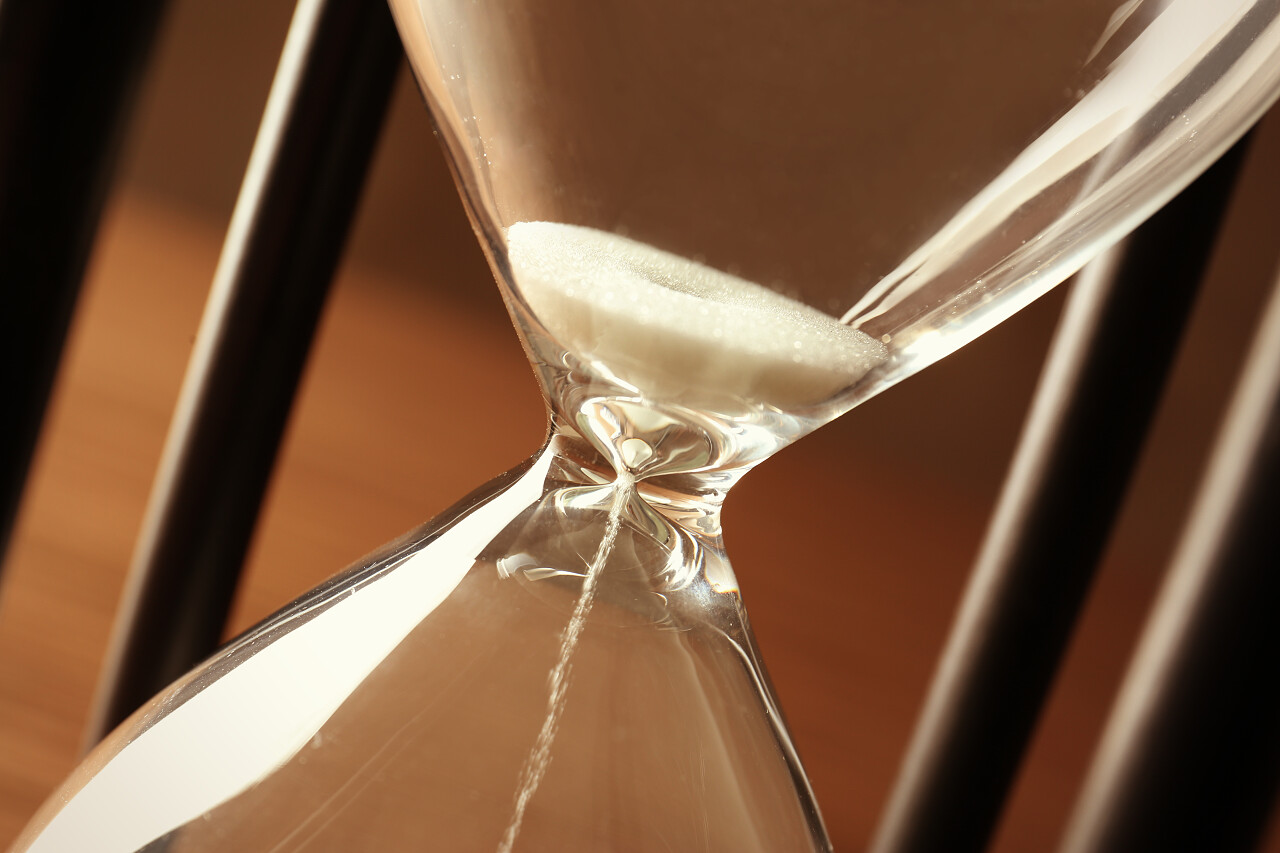 白色玻璃沙漏特写摄影图