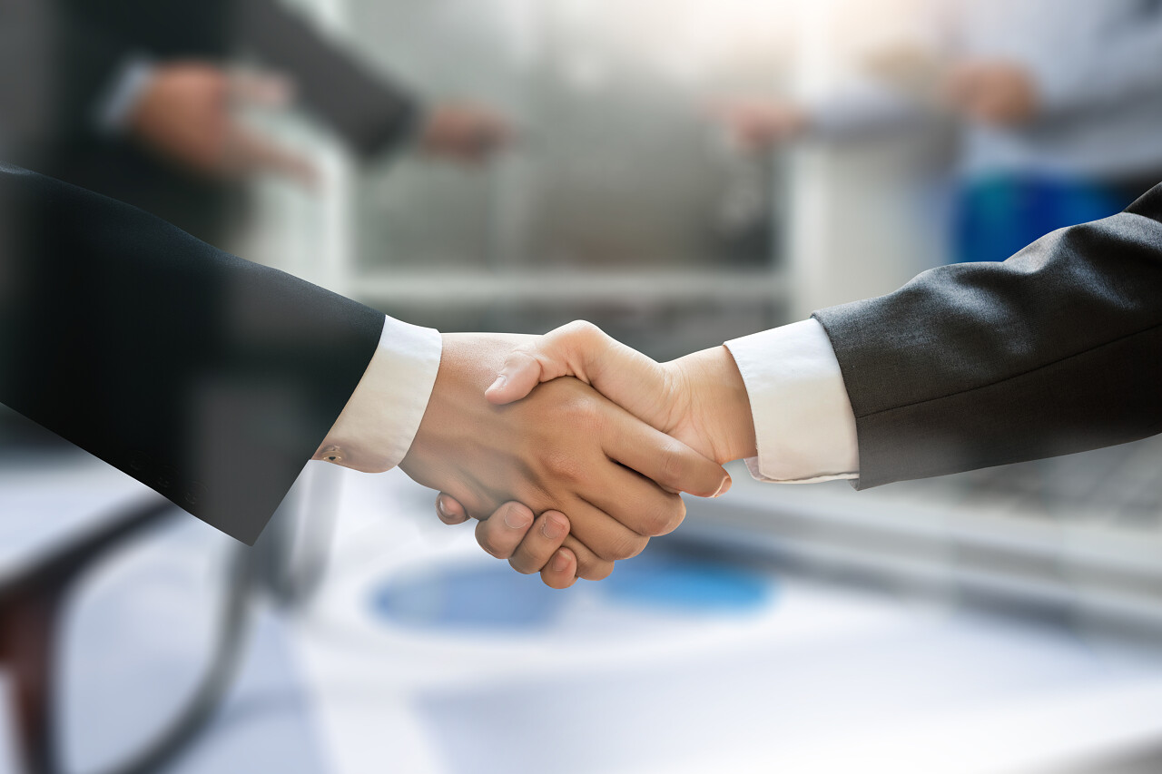 商人会议上与业务伙伴握手图合作团结握手企业团结团结合作平台商务人士合作握手