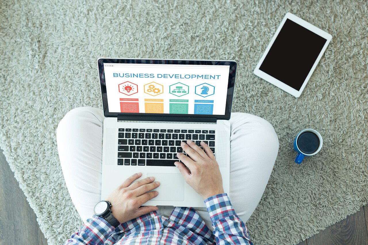 企业发展理念与图标在屏幕上