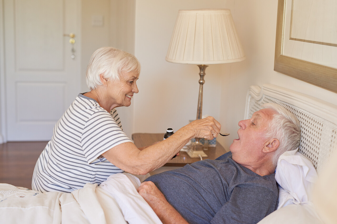 早上在家里的床上躺在给他关怀和忠实的妻子