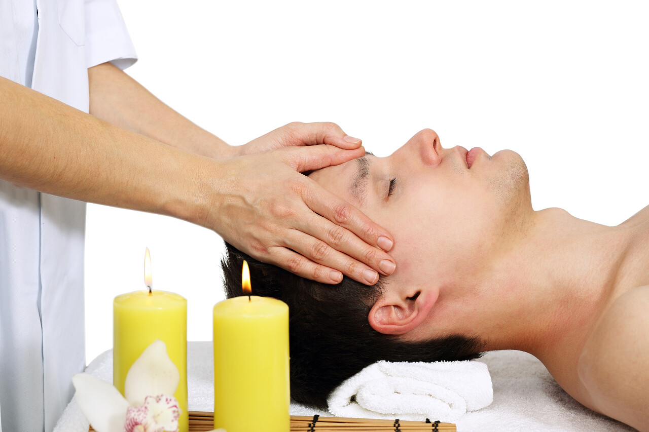 年轻人头部的按摩面部按摩中医养生头部按摩