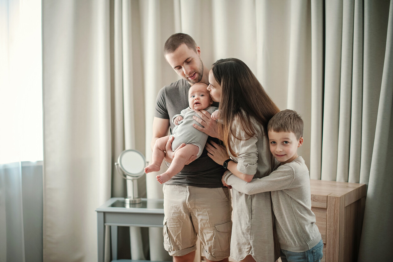 幸福的家庭抱着一个刚出生的婴儿在家里欢喜幸福一家人幸福家庭幸福的人