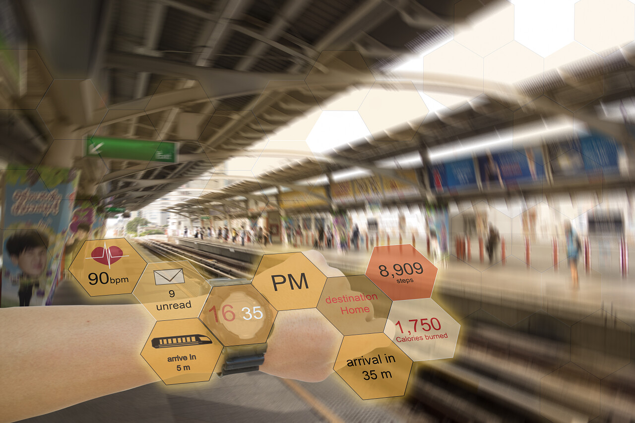 互联网现实手表接收信息技术列车到达火车站