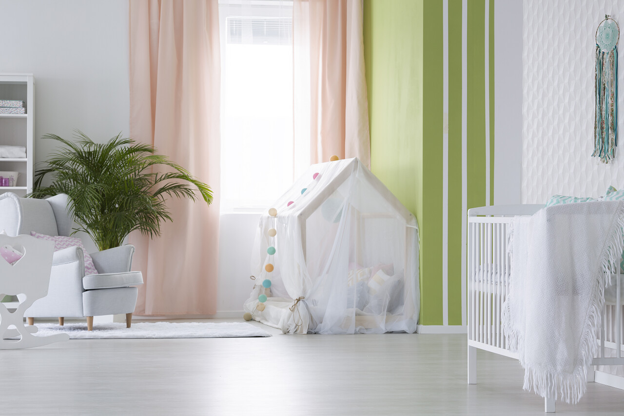 舒适的婴儿房婴儿床和大窗口