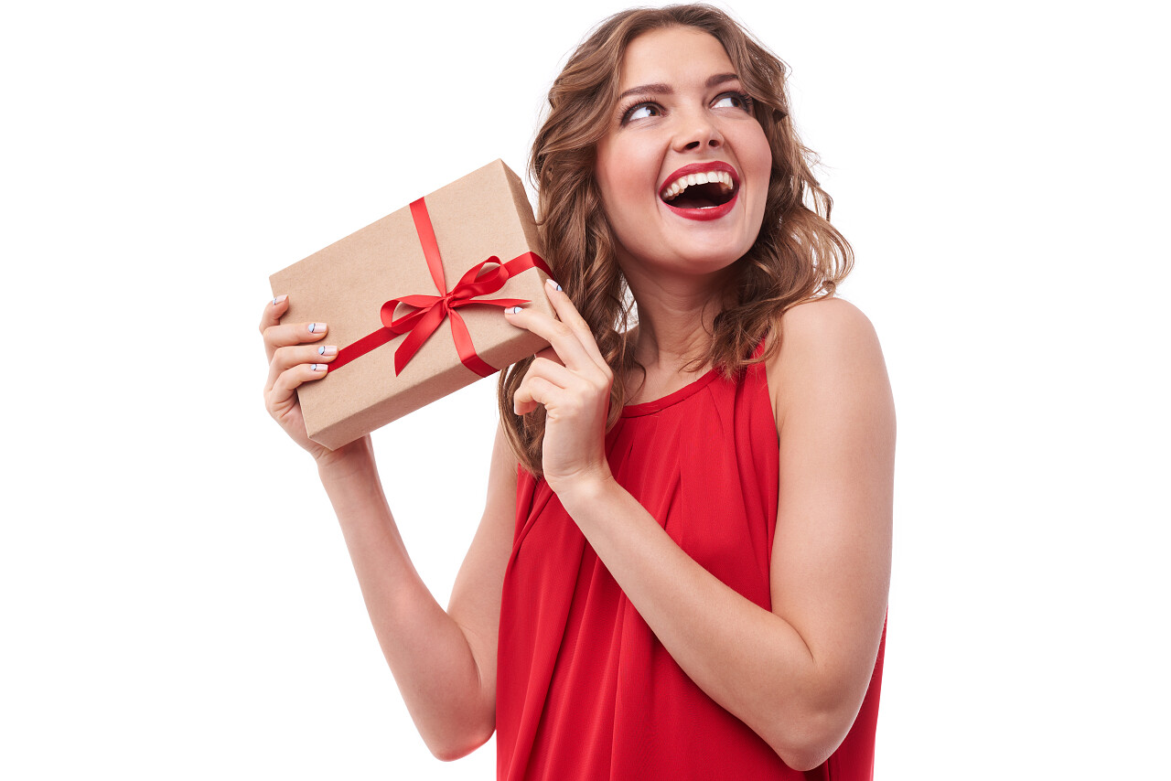 漂亮的女人穿着红色抱着一个礼物盒美女三七女生节37女生节三八妇女节38妇女节