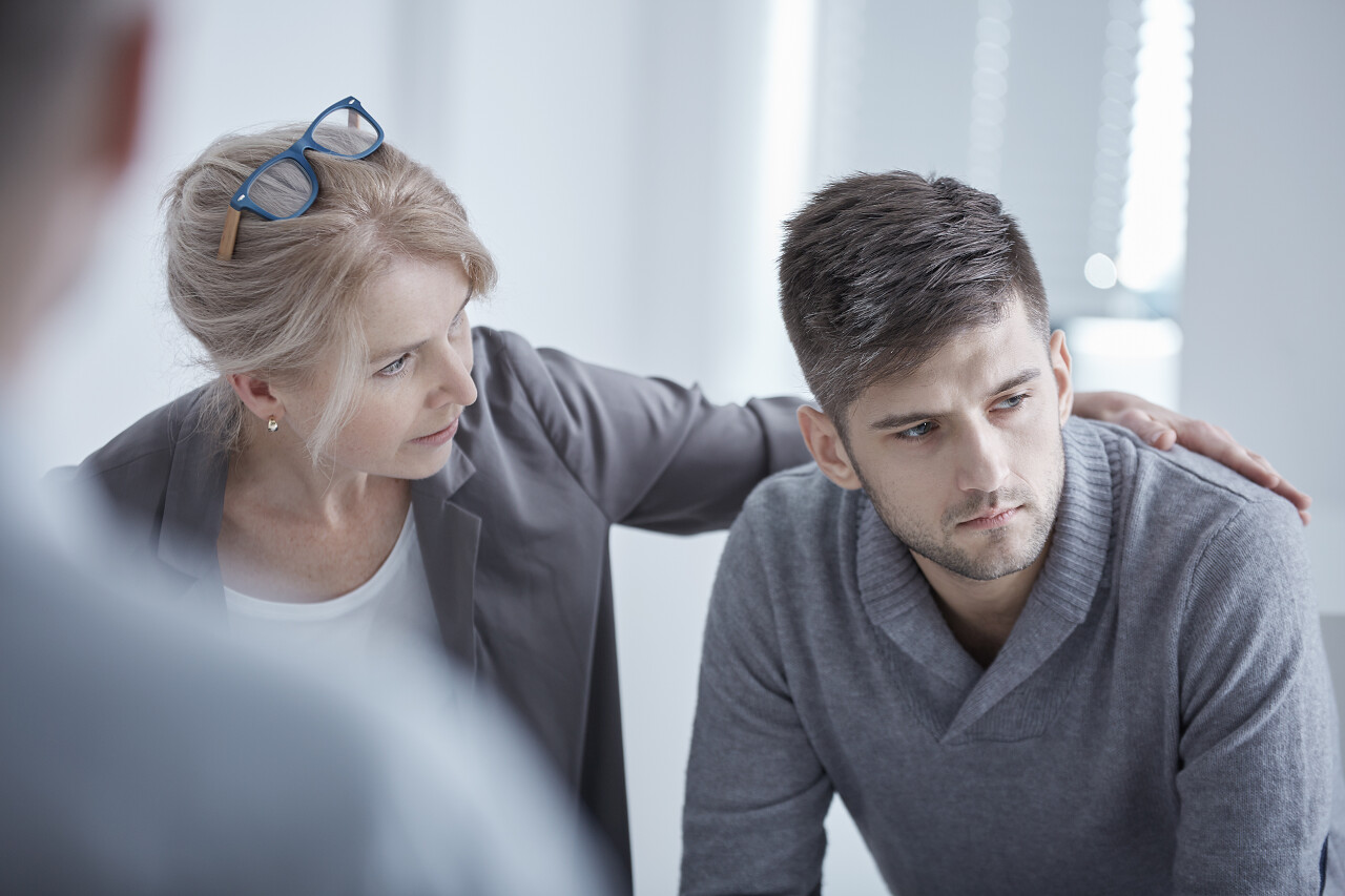 心理学家辅导患上抑郁症年轻人