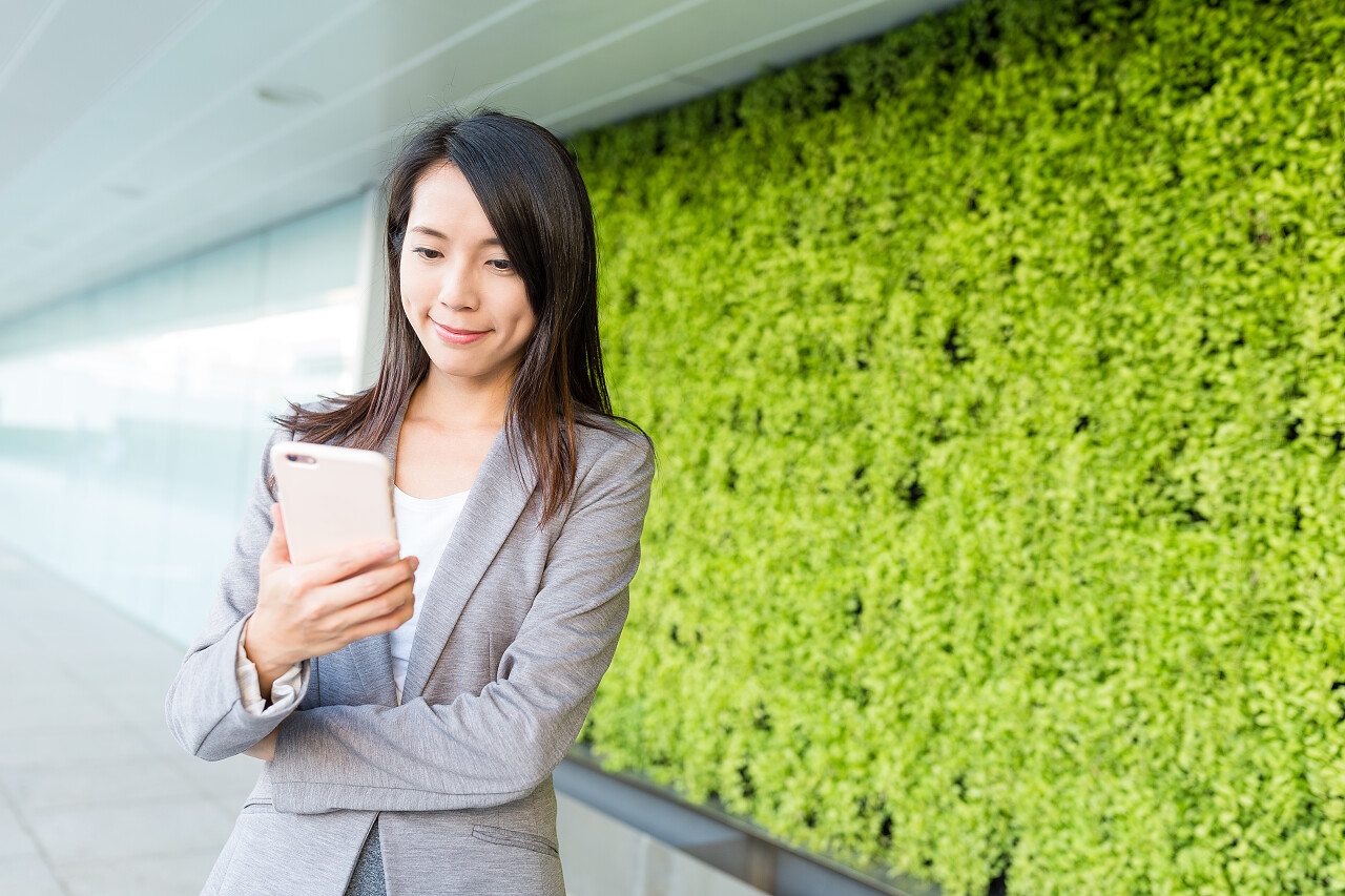 亚洲女商人手机阅读摄影图