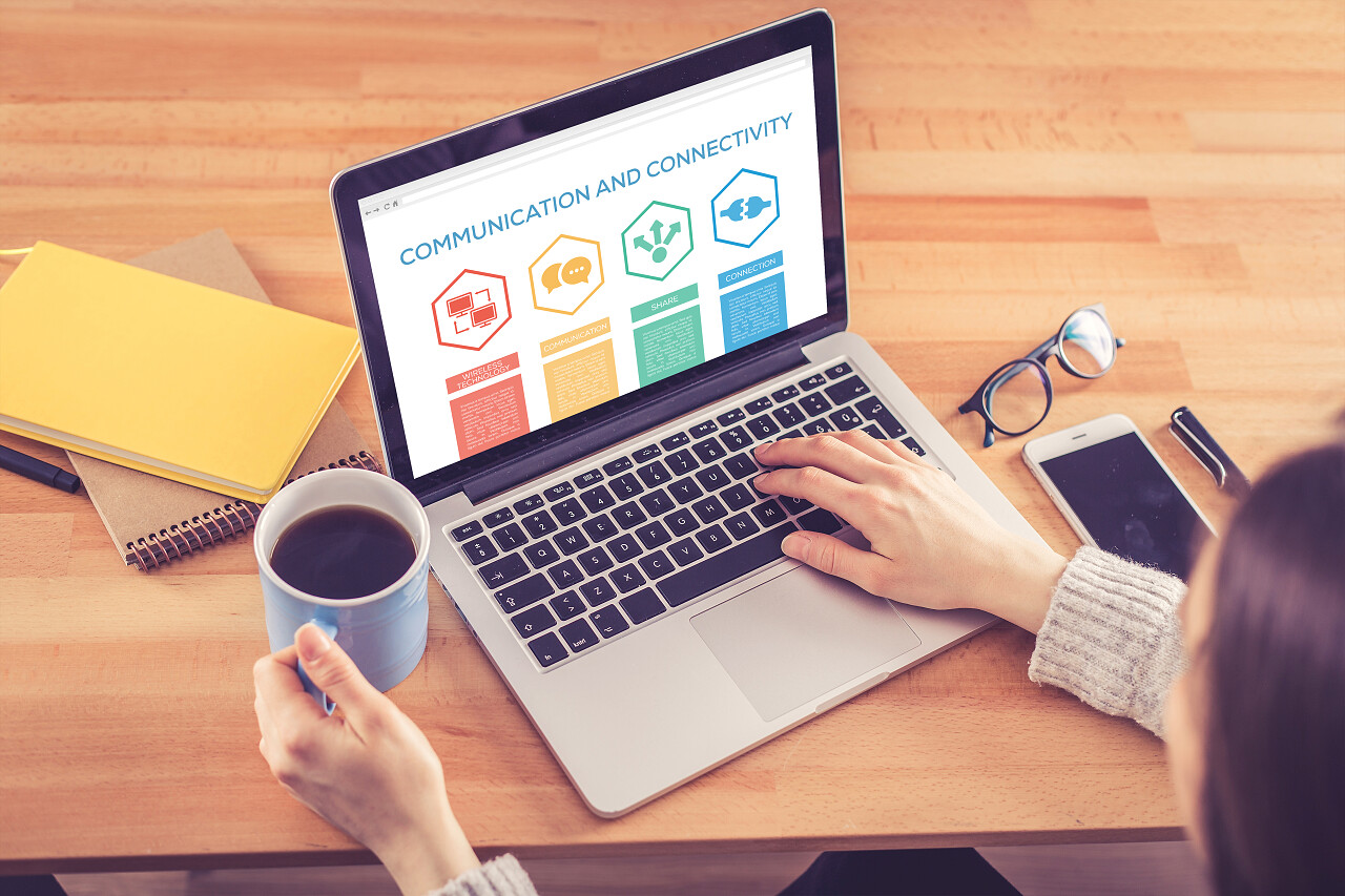 通信和连接概念与图标在屏幕上