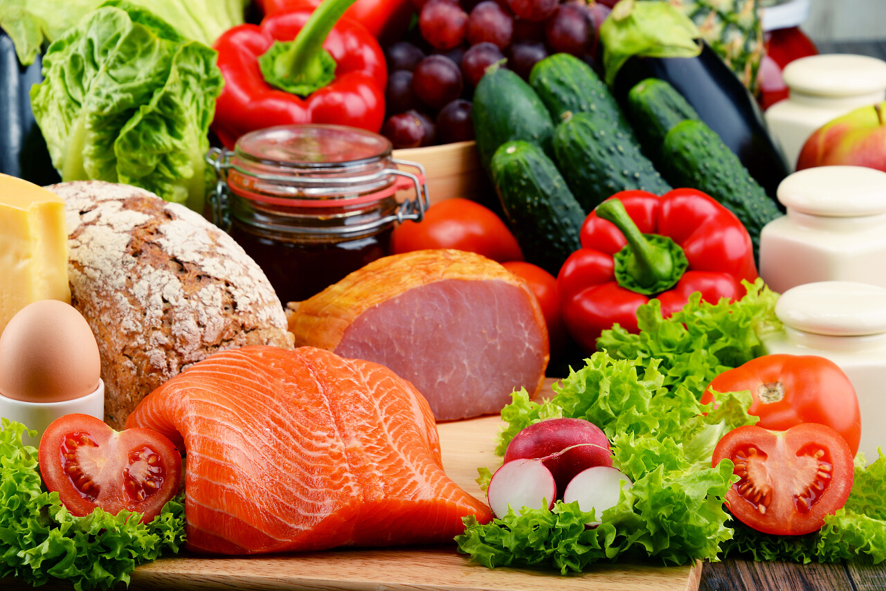 有机食品包括蔬菜水果面包牛奶和肉的品种均衡的饮食.
