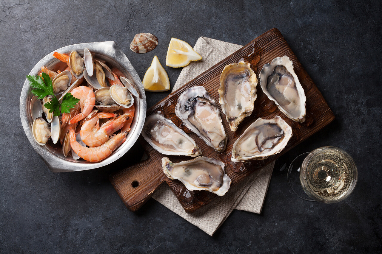 新鲜的海鲜和白葡萄酒在石桌上